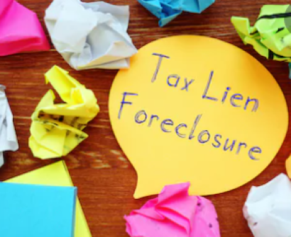 A yellow sign that says tax lien foreclosure.